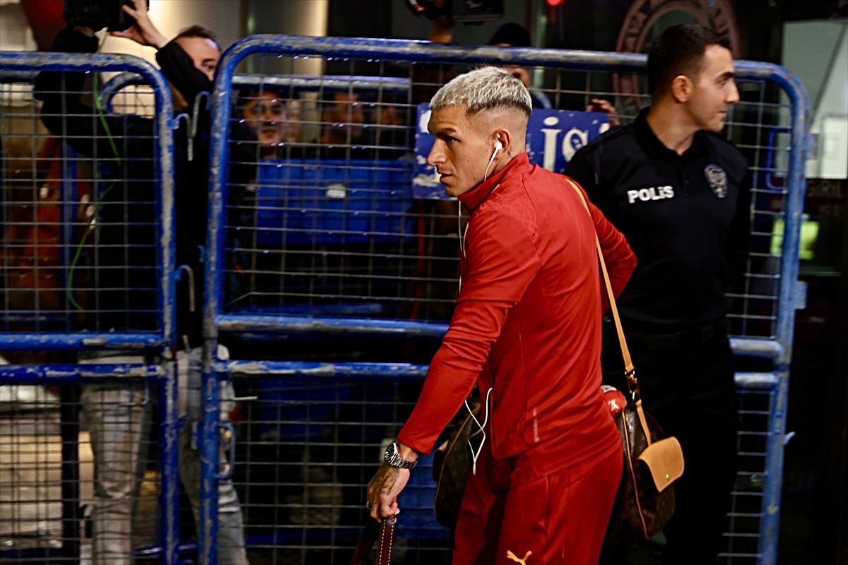Okan Buruk yönetimindeki Galatasaray, Trabzonspor deplasmanı için Trabzon'a geldi