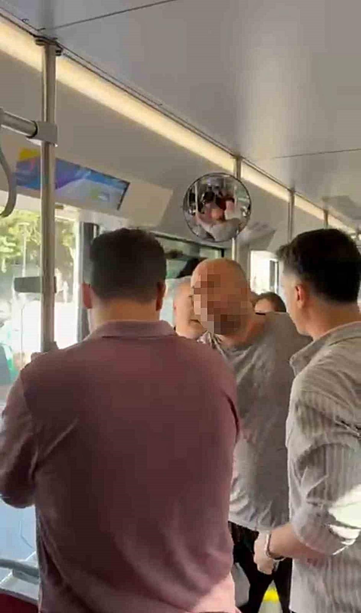 Önce röportaj verdi, sonra darp etti