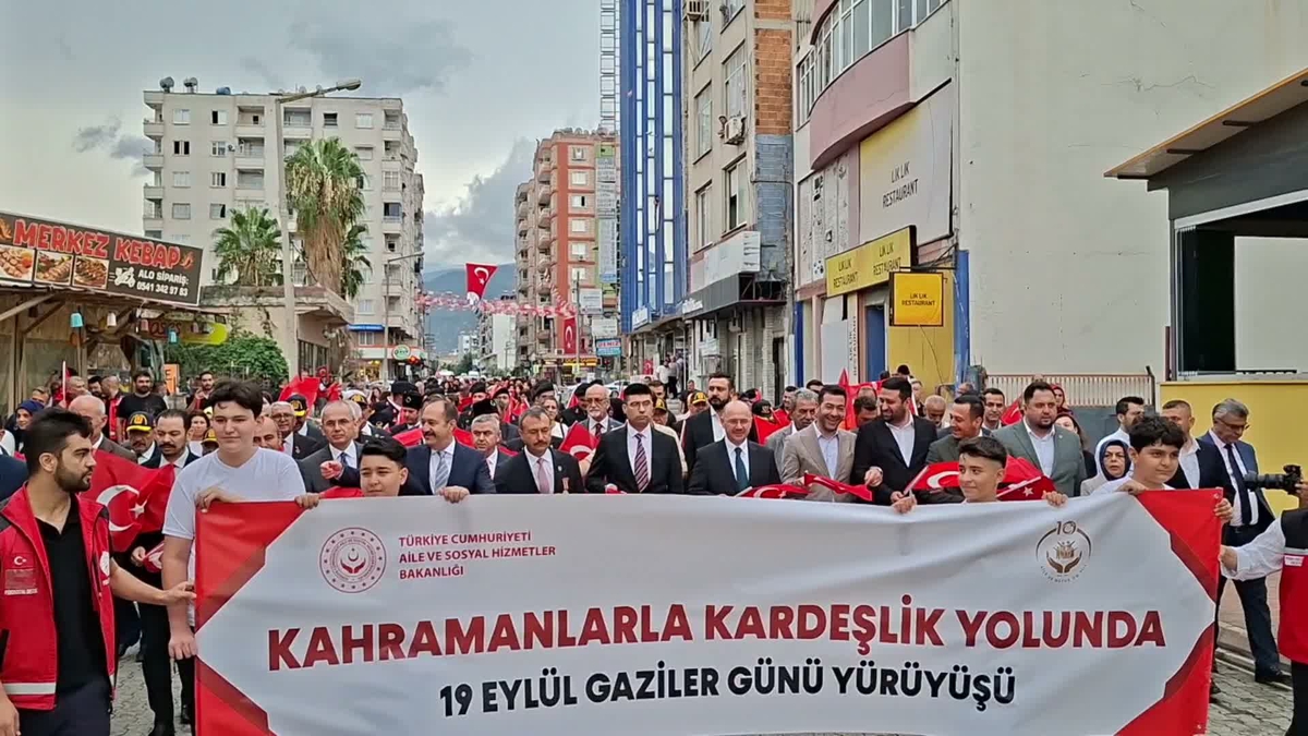 Osmaniye’de Gaziler Günü’nde yürüyüş düzenlendi
