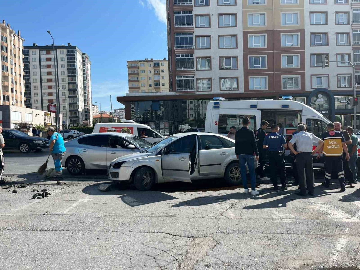 Otomobiller çarpıştı: 2 yaralı