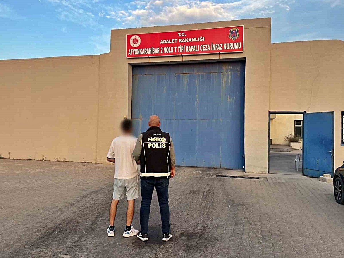 Polis 14 yıl 4 ay hapis cezasıyla aranan şahsı yakaladı