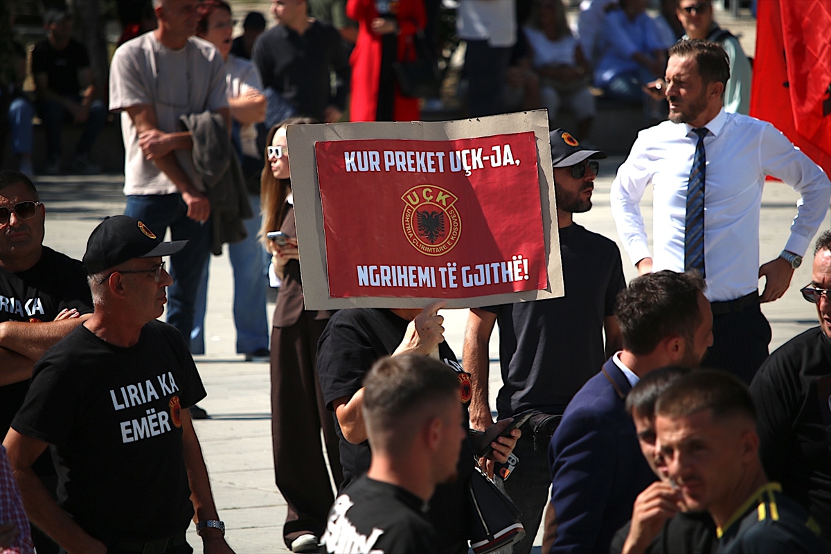 Priştine'de Thaçi ve UÇK komutanlarının Lahey'deki mahkumiyetine protestolar sürüyor
