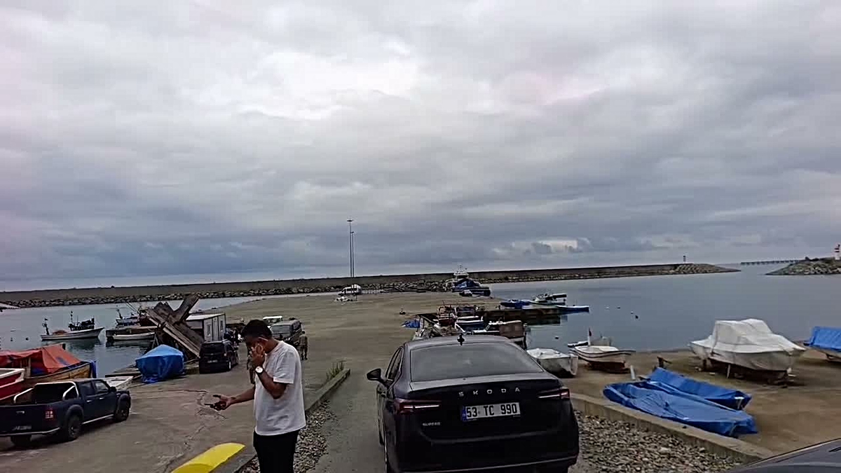 Rize Pazar'da balıkçılar kafes balıkçılığına karşı malzeme gelince oturma eylemi başlattı