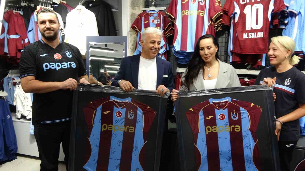 Sanatçı Asena Trabzon’a geldi sözünü tuttu: 61 forma aldı, hedefini açıkladı