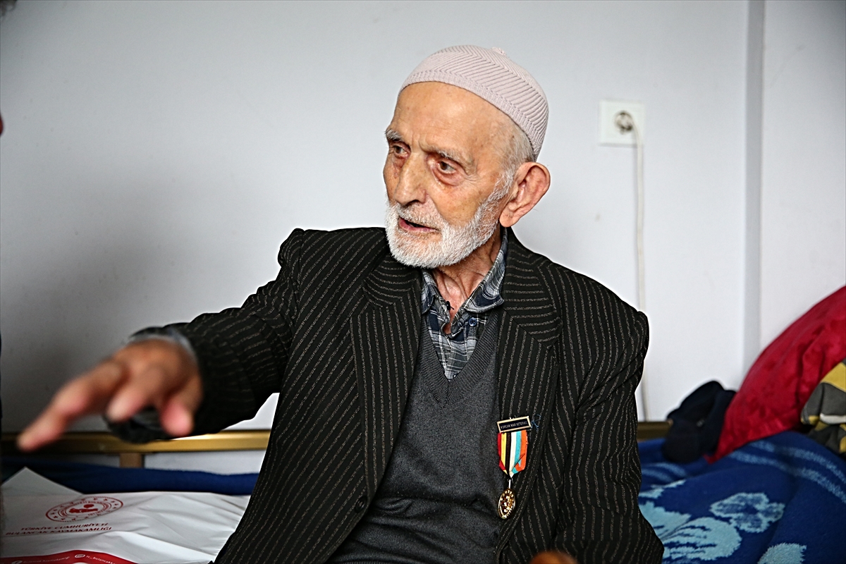 Savaşa gönüllü giden 98 yaşındaki Kore gazisi, cephedeki günlerini unutamıyor