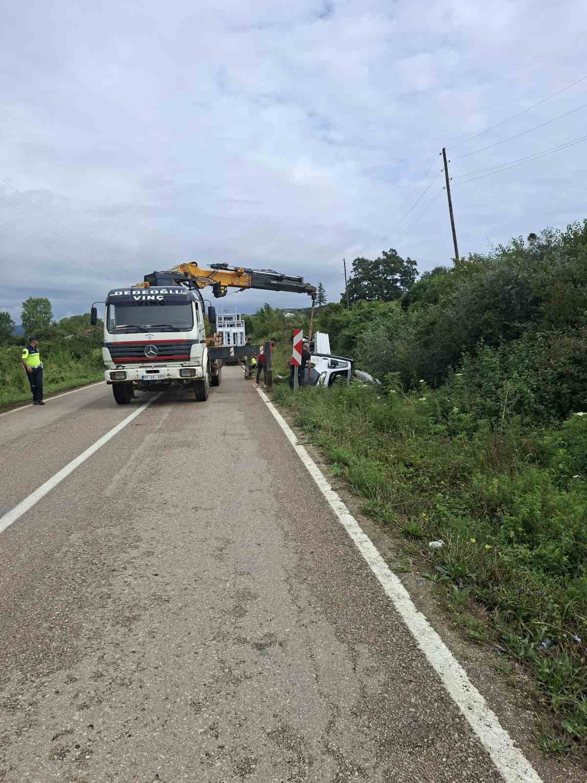Sinop’ta cam yüklü kamyonet yoldan çıktı