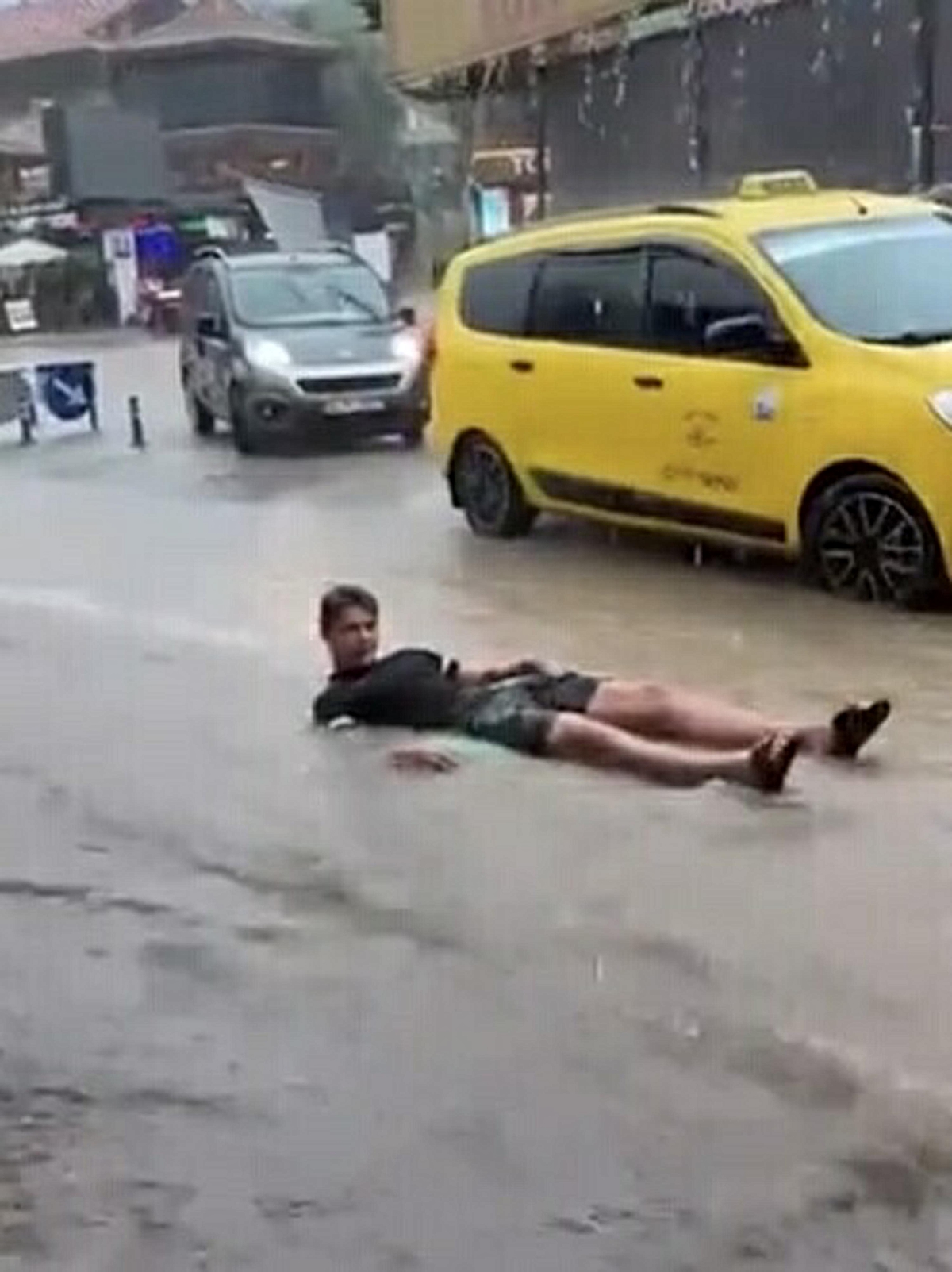 Fethiye'de sağanak sonrası şaşırtan görüntü! Turistler sel sularında şişme yatakla yüzdü