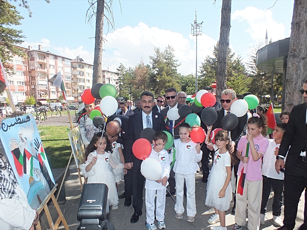 Sivas'ta uçurtmalar Gazzeli çocuklar için gökyüzüne bırakıldı