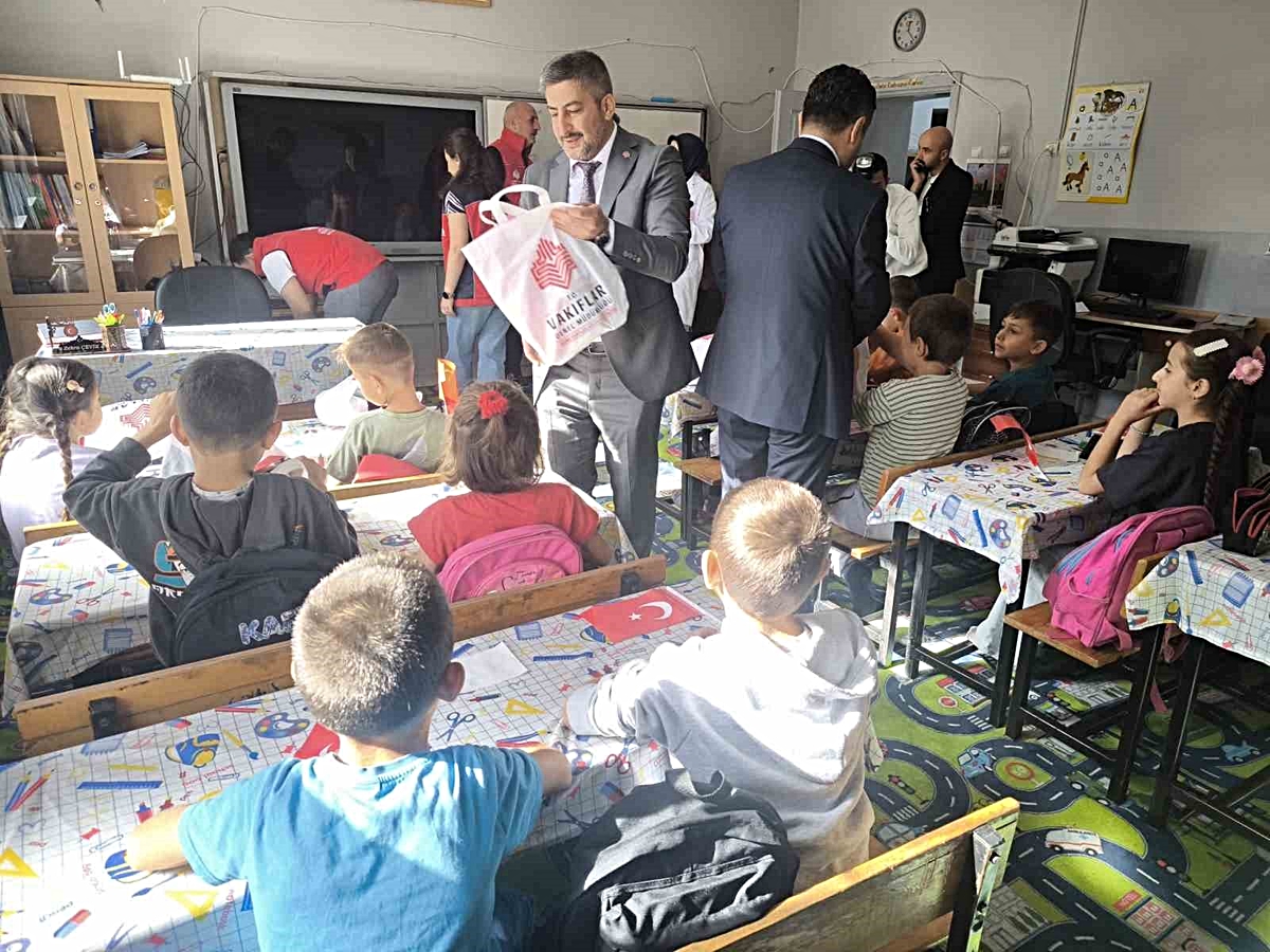 Sivas Vakıflar Bölge Müdürlüğü’nden köy okullarında eğitim gören öğrencilere destek