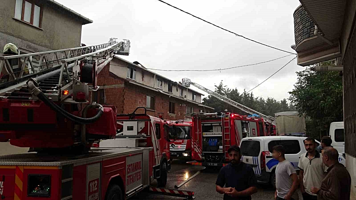 Sultanbeyli’de kentsel dönüşüm için boşaltılan binanın çatısı yandı: 1 kişi dumandan etkilendi