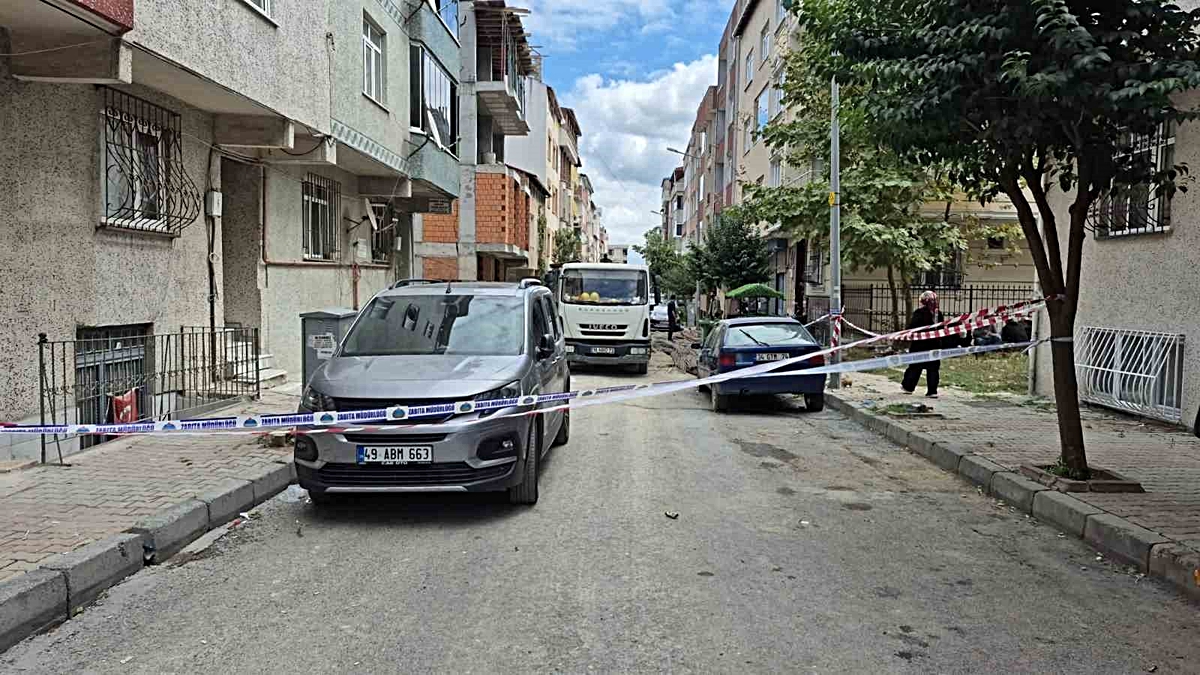 Sultangazi’de duvarlarında çatlaklar oluşan iki apartman havadan görüntülendi