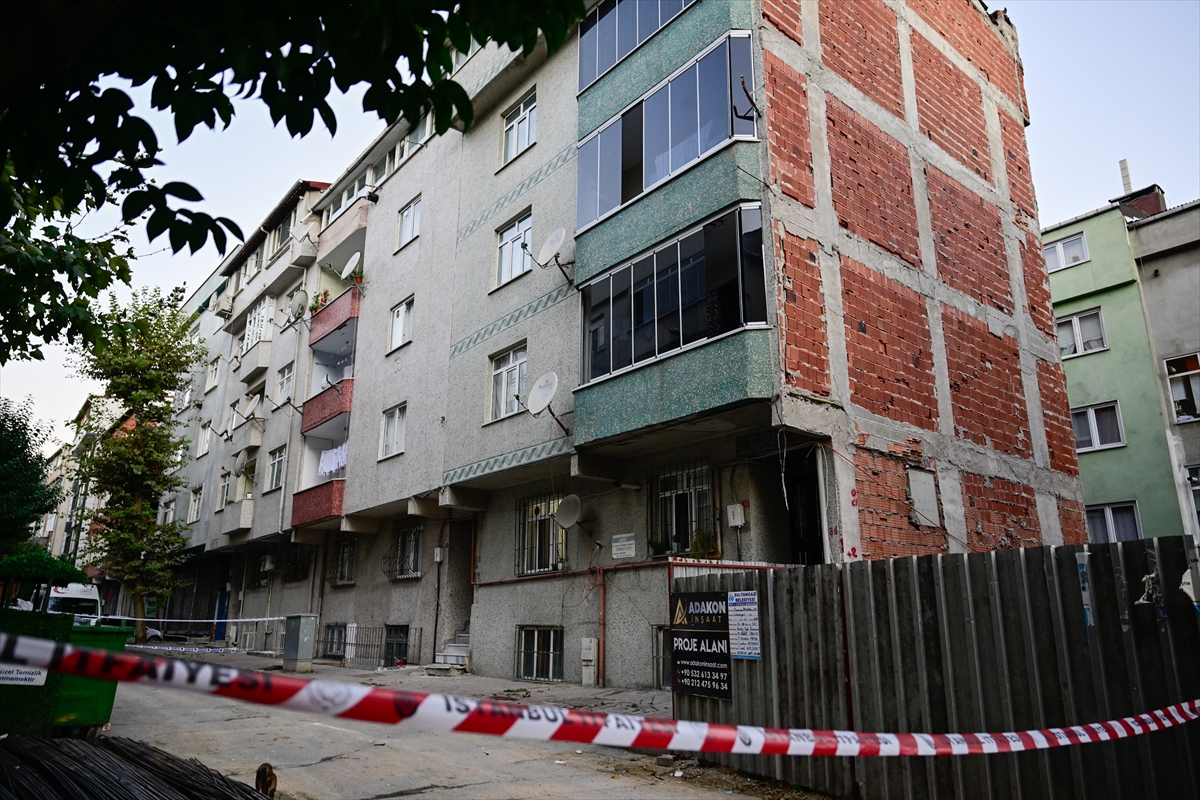 Sultangazi'de duvarlarında çatlama ve ayrılmalar tespit edilen iki apartman tahliye edildi