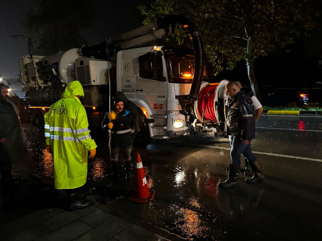 Trabzon’da şiddetli yağış yolları göle çevirdi, havalimanı otoparkı su altında kaldı