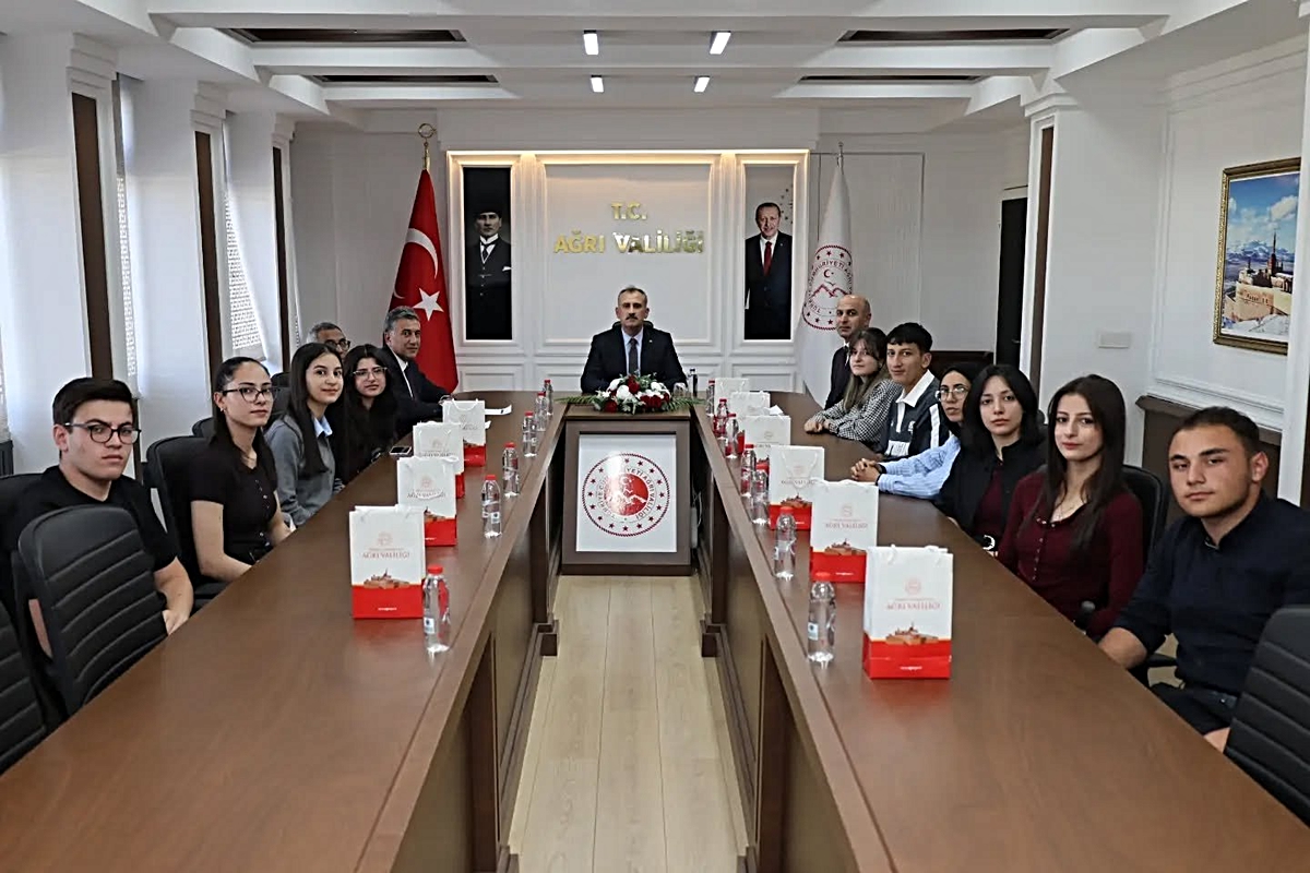 Vali Bozkurt YKS’de İlk 10 Bine Giren Ağrılı Öğrencilerle Bir Araya Geldi