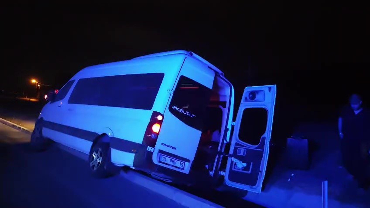 Yağmur suyu tahliye kanalına düşen minibüsteki turist yaralandı