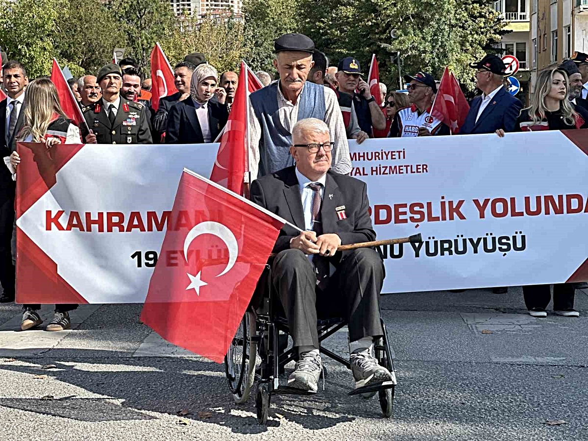 Yürüyüşe tekerlekli sandalyesiyle katılan gazi herkese örnek oldu