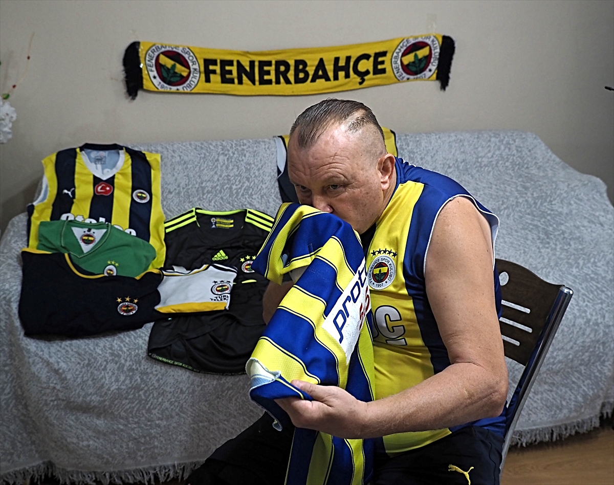 60 yaşındaki Selahattin Akçin, 55 yıldır Fenerbahçe renklerini kıyafetlerinde taşıyor