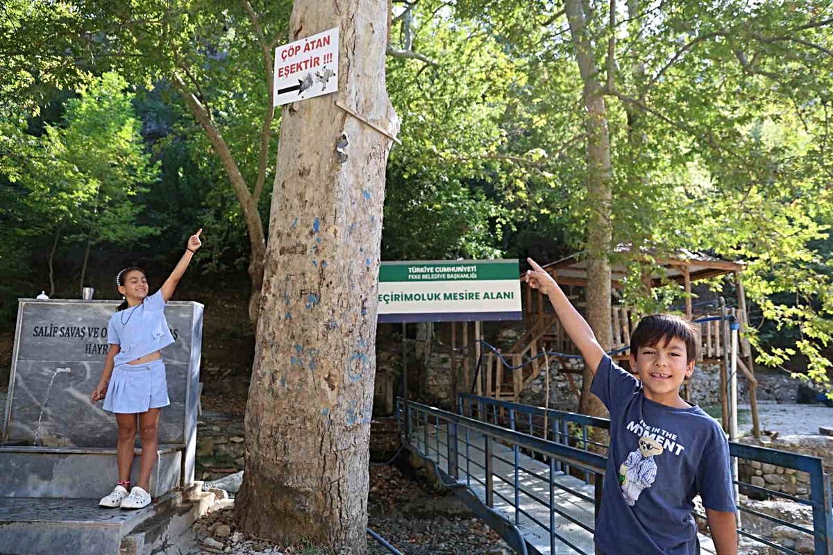 Adana Feke’de mesireye 'Çöp atan eşektir' tabelası asıldı, çöpleri çocuklar topladı