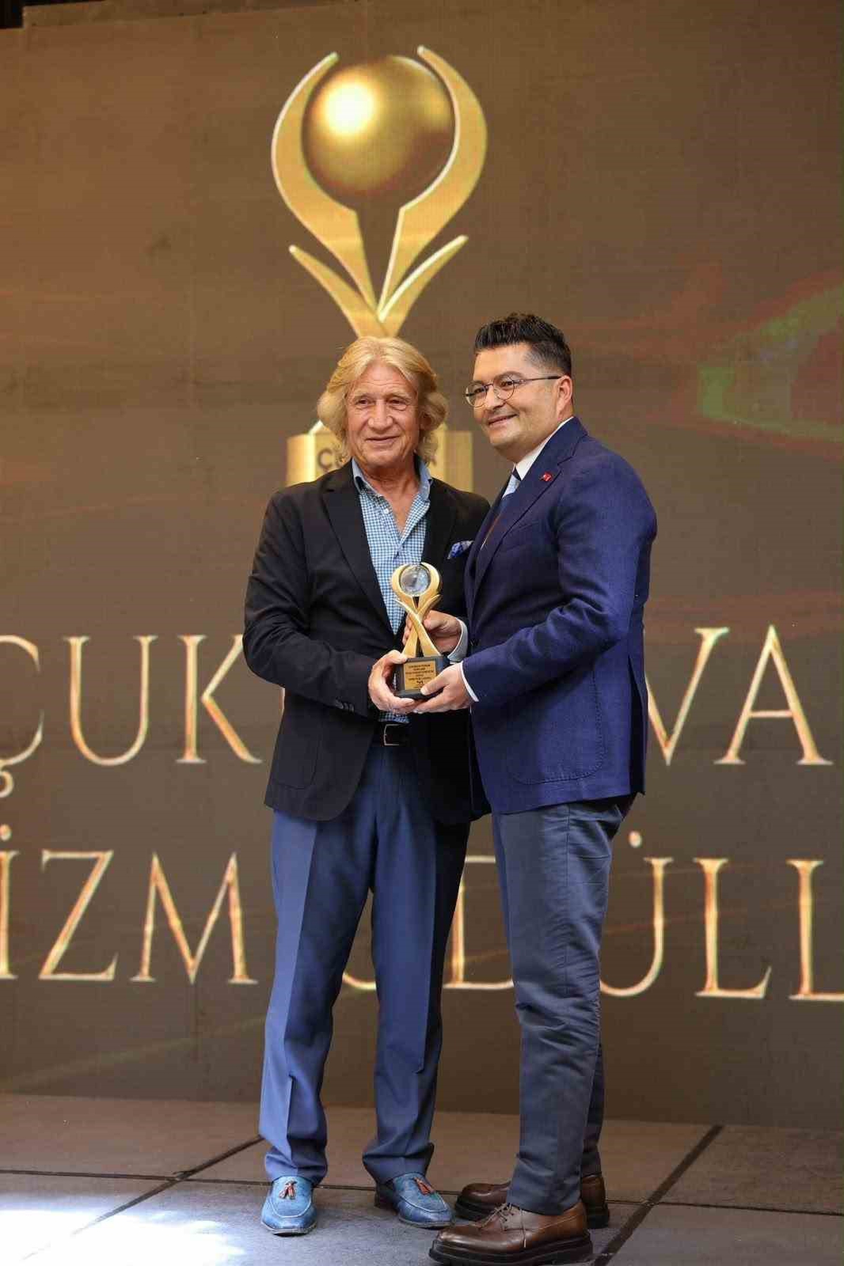 Adana İl Kültür ve Turizm Müdürü Emre Duru'ya Yılın Turizm Yöneticisi ödülü verildi