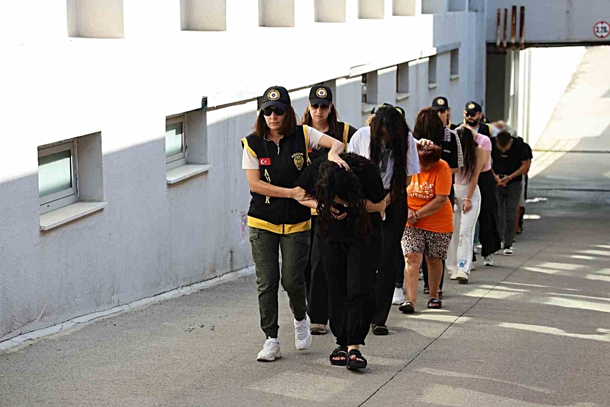 Adana merkezli fuhuş operasyonunda 7'si kadın 18 şüpheli yakalandı, 17'si tutuklandı