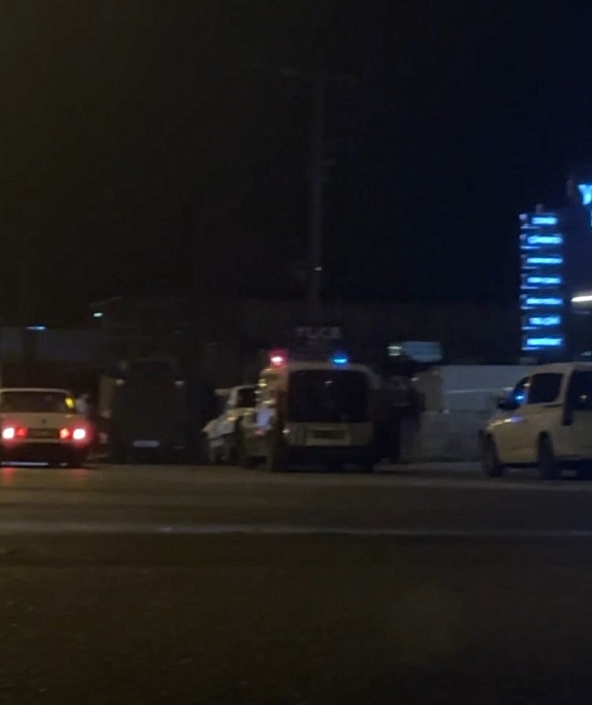 Adana Sarıçam'da gece iş yerine molotof atan 2 şüpheli aranıyor