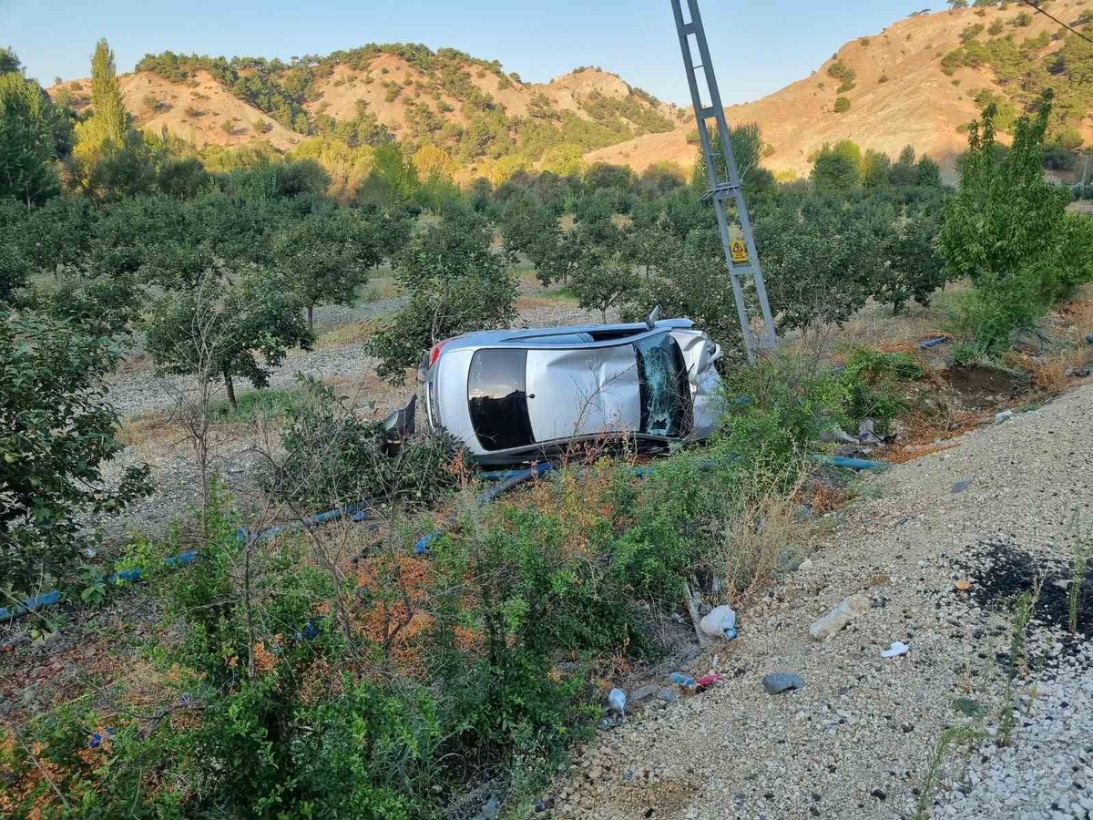 Adıyaman Gölbaşı'da otomobil bahçeye yuvarlandı, sürücü dahil 4 kişi yaralandı