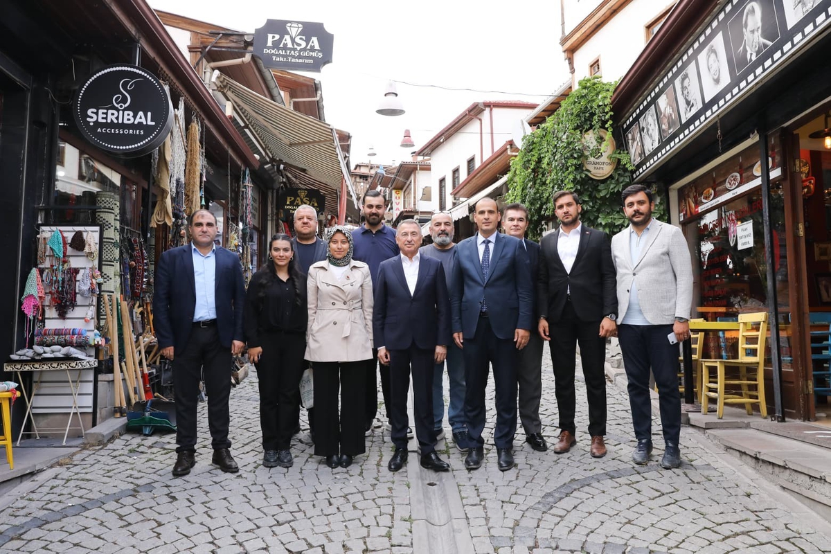 AK Parti Ankara Milletvekili Fuat Oktay, Ulus'ta Cuma namazı kılıp esnafla buluştu