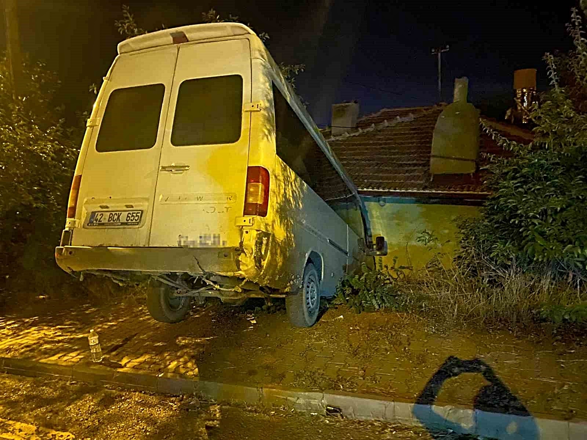 Ankara Elmadağ'da el freni çekilmemiş minibüs duvara çarptı, evde çatlak oluştu