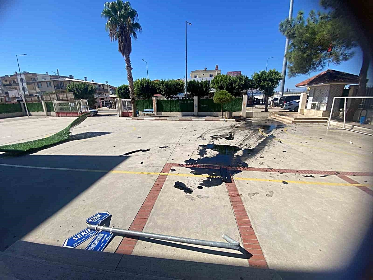 Antalya Aksu'da iki araç çarpıştı, biri Celal Sönmez İlkokulu'nun bahçesine girdi