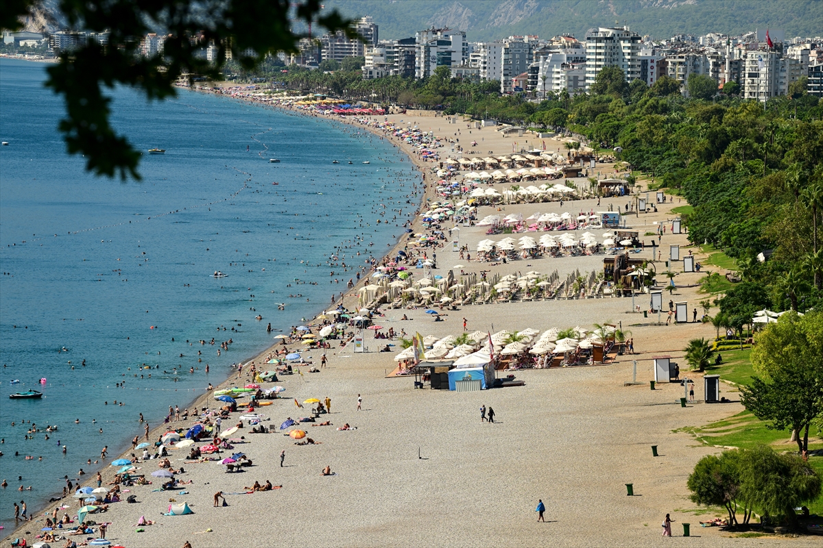 Antalya'da sıcak hava sahillerde yoğunluk oluşturdu, deniz suyu 29 derece ölçüldü
