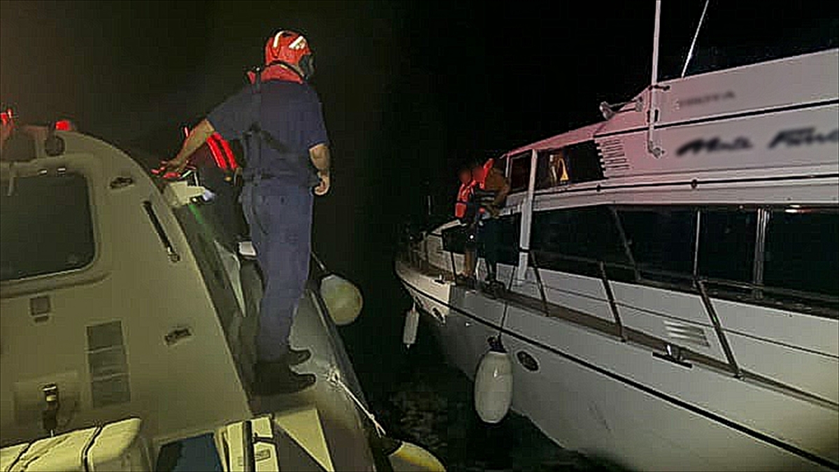 Antalya Kemer açıklarında su alan teknede bulunan 4 kişiyi Sahil Güvenlik kurtardı