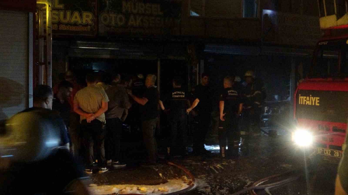 Antalya Kepez'de iki iş yeri yangını söndürüldü, üst kattaki evin panjuru hasar gördü