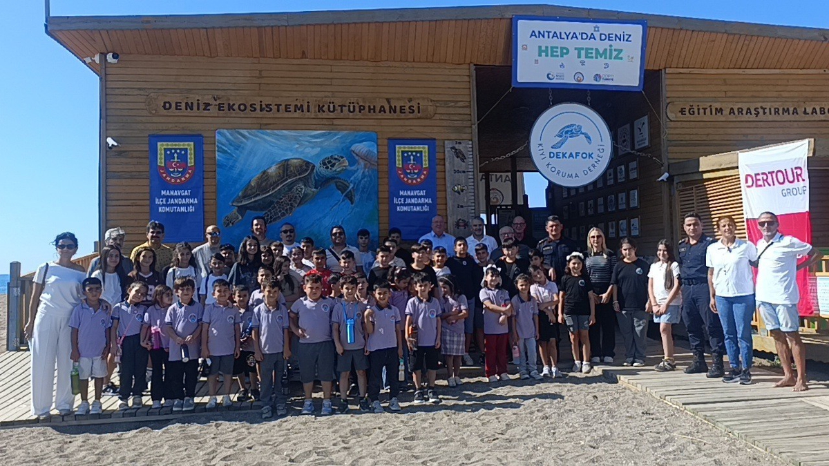 Antalya Manavgat'ta 2 yeşil deniz kaplumbağası uydu takip cihazıyla denize bırakıldı