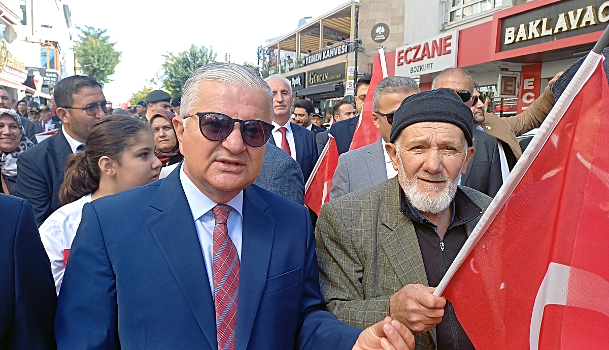 Atatürk'ün sesine benzeyen sesiyle tanınan emekli postacı, Onuncu Yıl Nutku'nu okudu