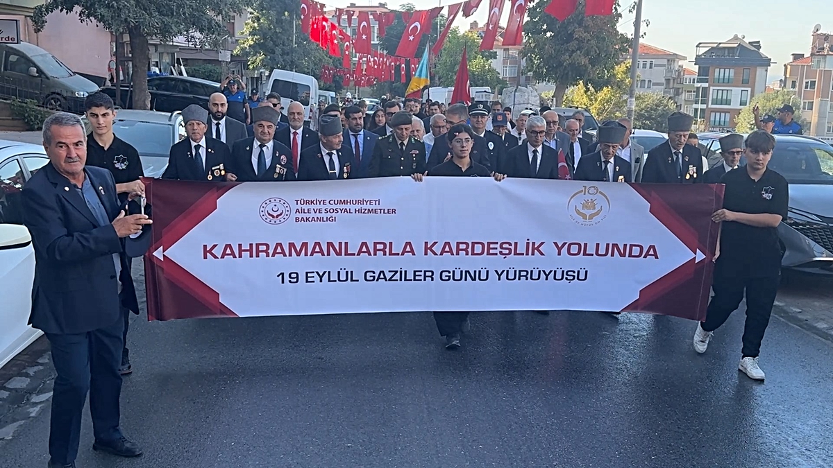 Avcılar'da Gaziler Günü yürüyüşü Atatürk Anıtı önünde çelenkle sona erdi