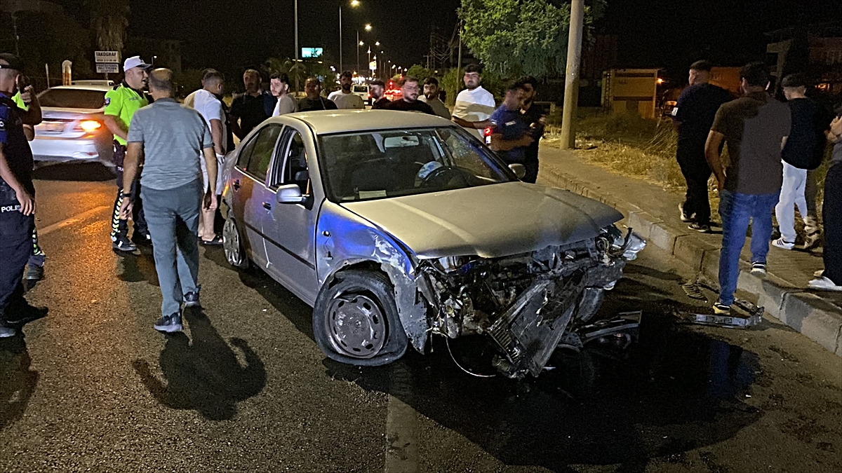 Aydın Nazilli'deki Yeşilyurt Mahallesi'nde otomobil refüje çarptı, 2 kişi yaralandı