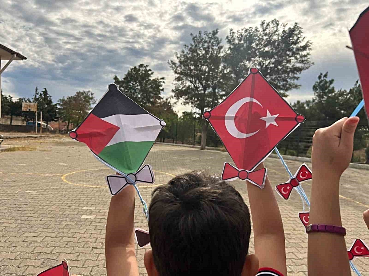 Balıkesir'de öğrenciler Gazze'deki çocuklar için uçurtma uçurup barış çağrısı yaptı