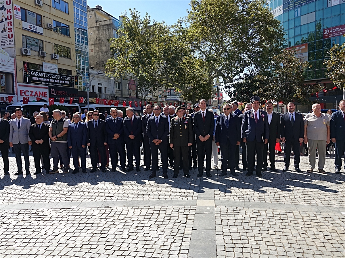 Balıkesir Edremit'te 19 Eylül Gaziler Günü töreni Cumhuriyet Meydanı'nda yapıldı
