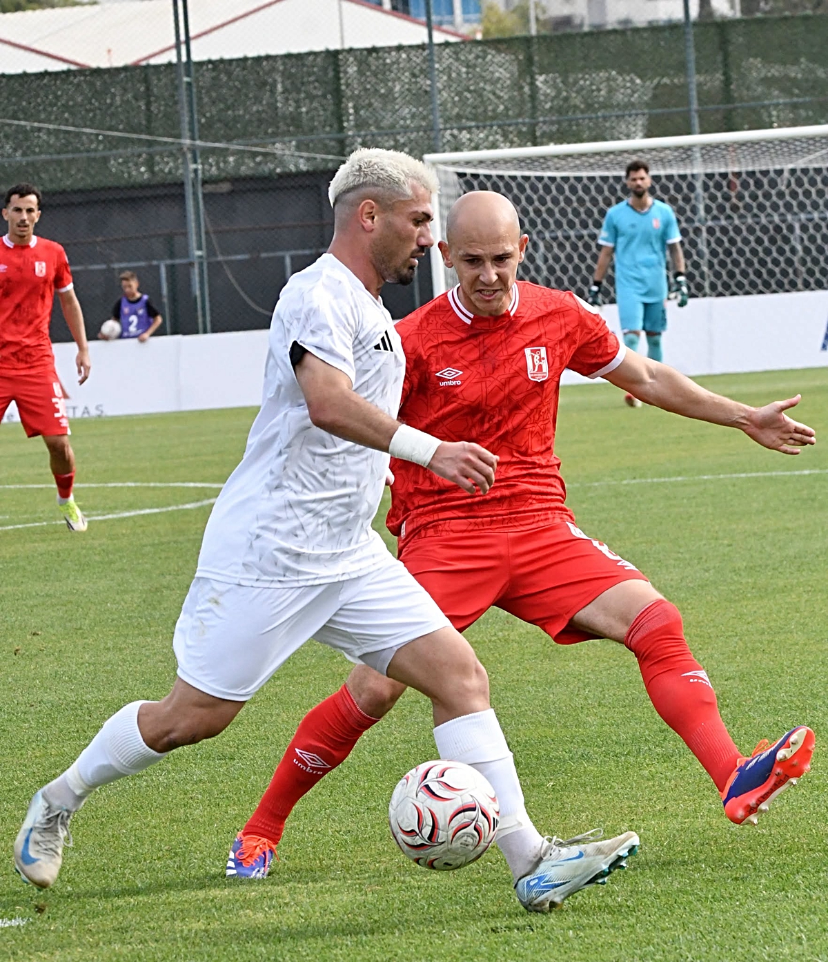 Balıkesirspor, geriye düştüğü maçta Uşakspor'u 4-1 yenerek zirvedeki yerini korudu