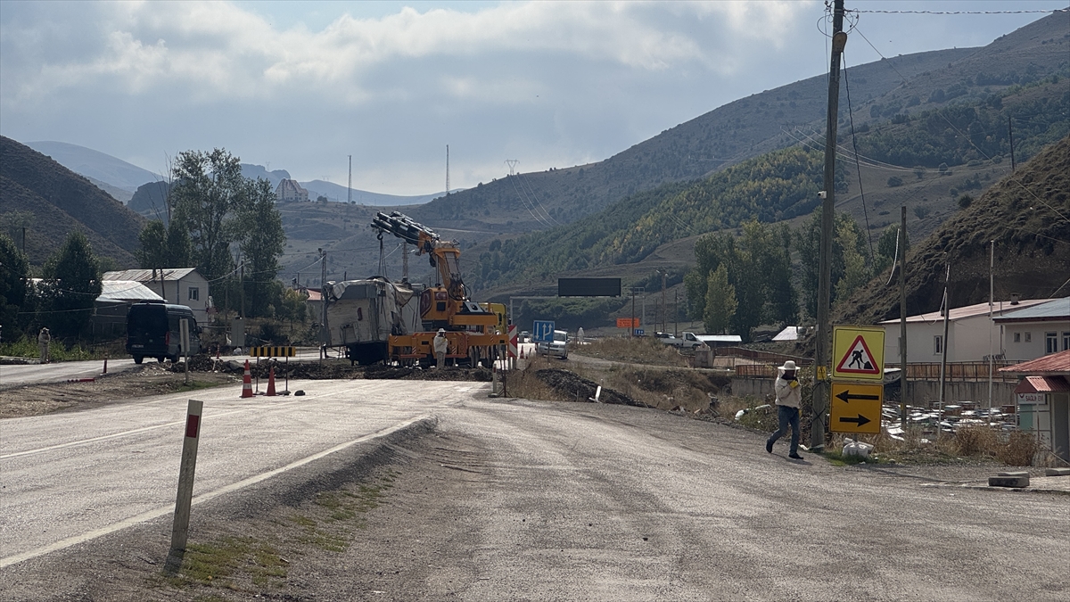 Bayburt'ta arı kovanı yüklü tır menfez inşaatı çukuruna devrildi, sürücü yaralandı