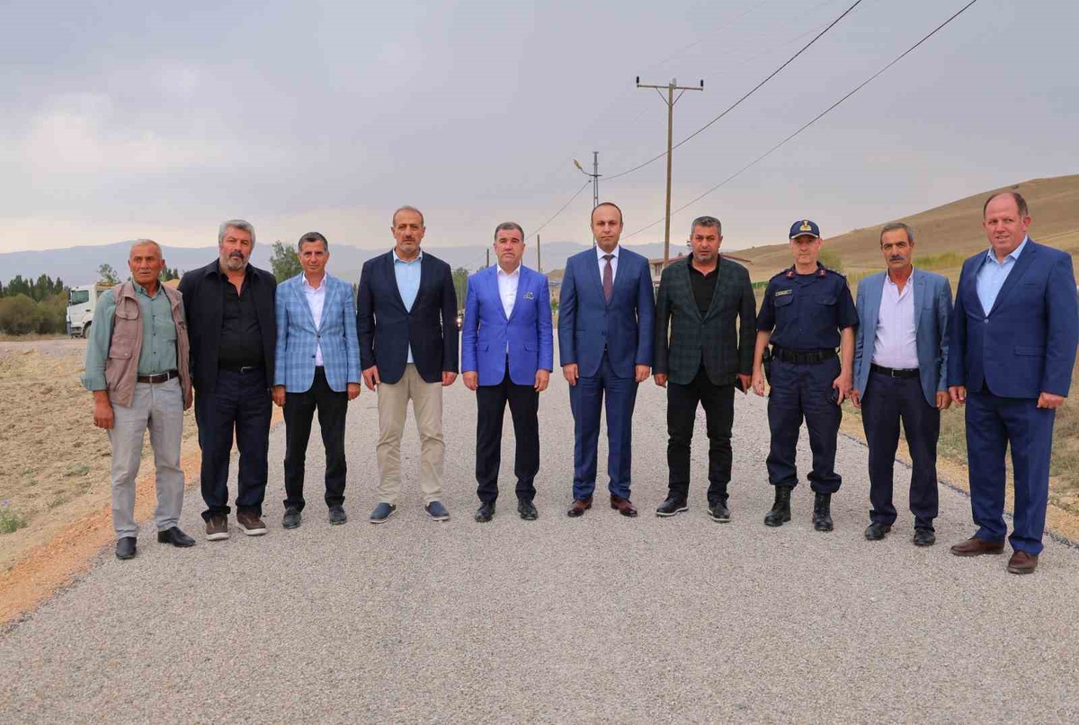 Bayburt'ta Danişment-Yolaltı yolunda 2,5 kilometrelik satıh kaplaması incelendi