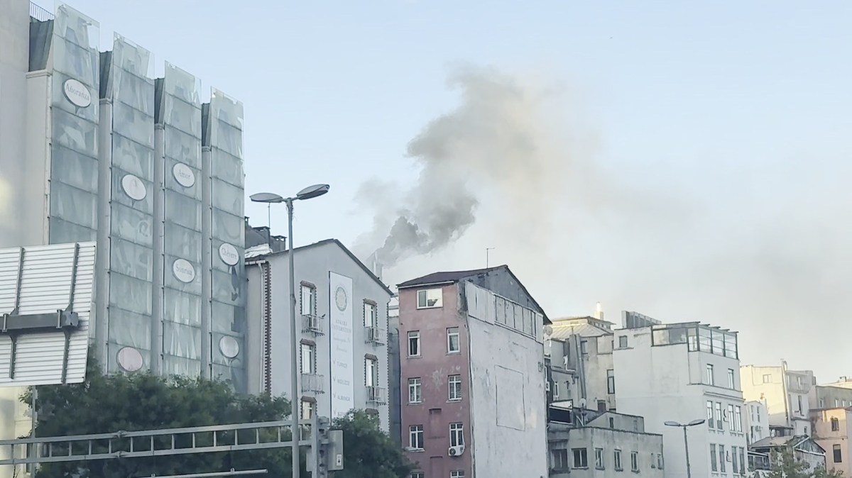 Beyoğlu’nda iş yeri yangını söndürüldü