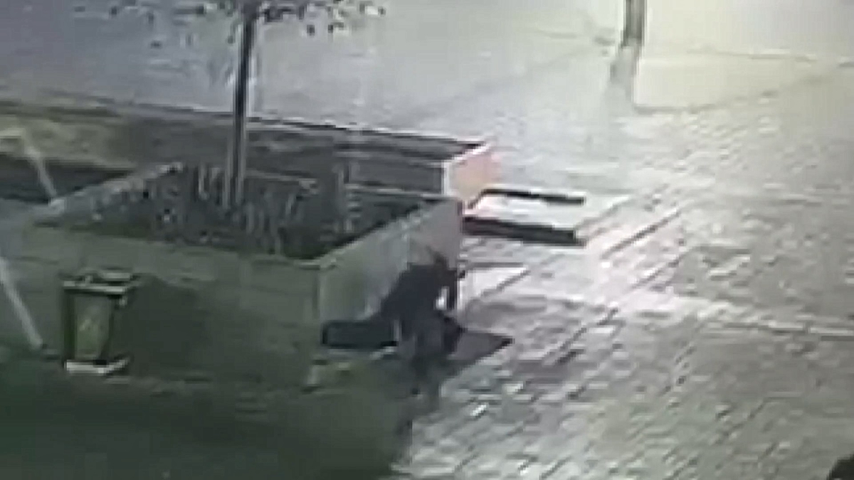 Beyoğlu Taksim'de bankta unutulan cep telefonunu alan şüpheli tutuklandı