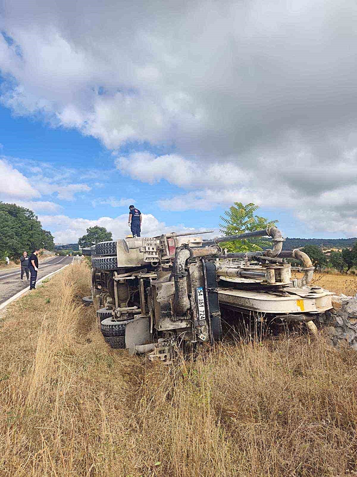 Bilecik'te beton mikseri su kanalına devrildi, 2 kişi yaralandı