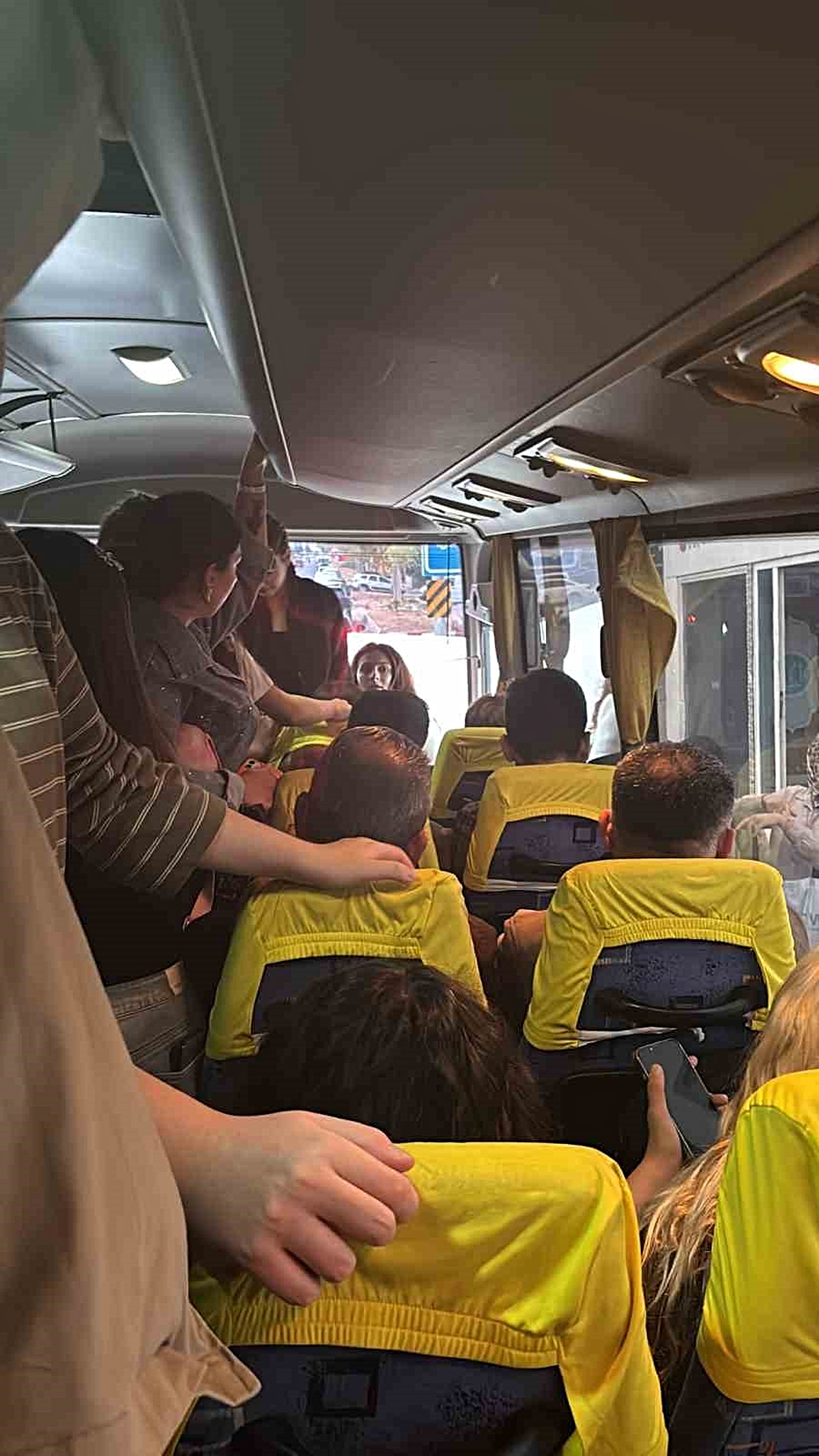 Bilecik'te midibüs sürücüsü yolcuları balık istifi taşıdı, tepki çekti