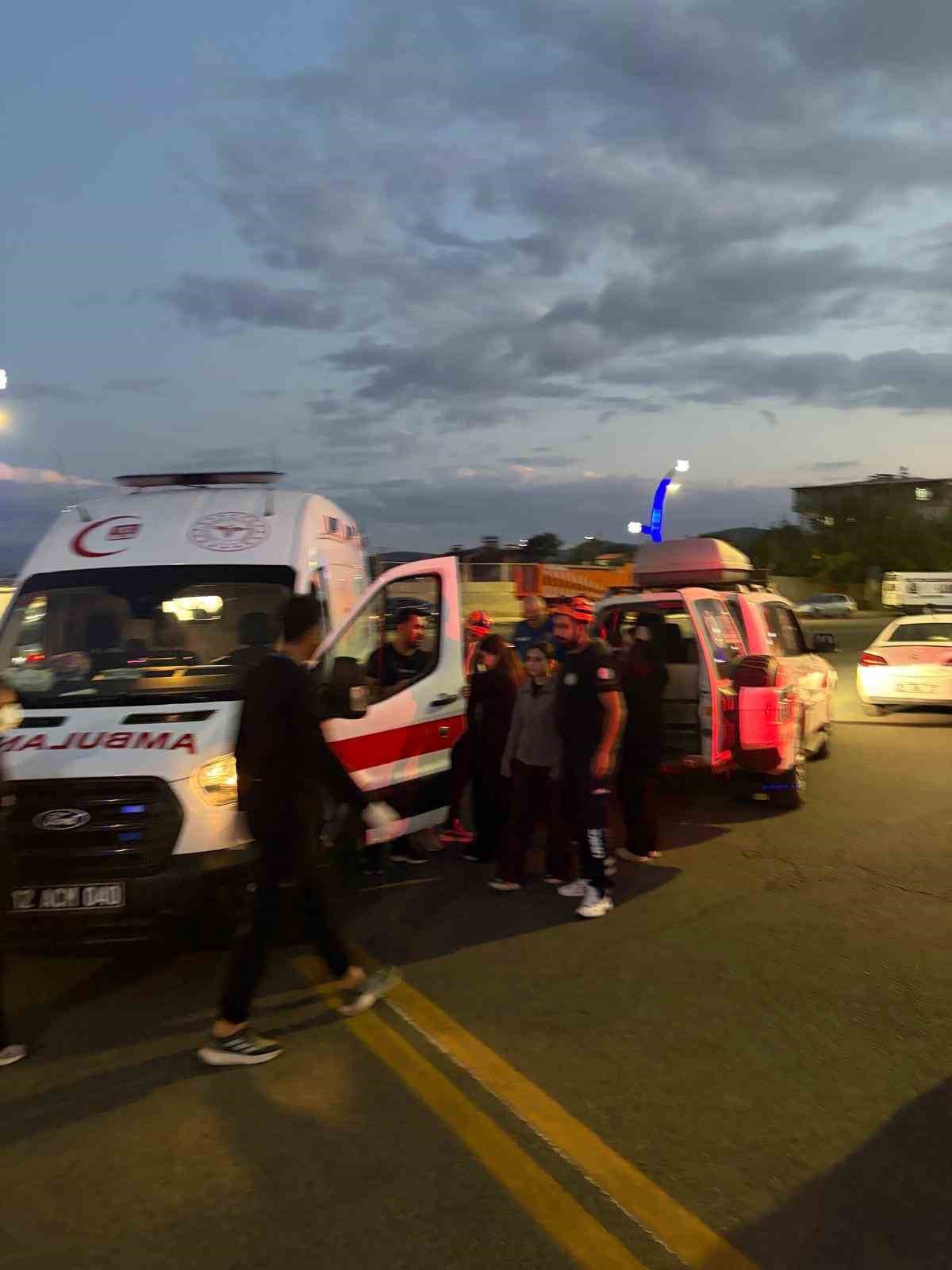 Bingöl'ün Yenişehir Mahallesi'nde çarpışan iki otomobilde 4 kişi yaralandı