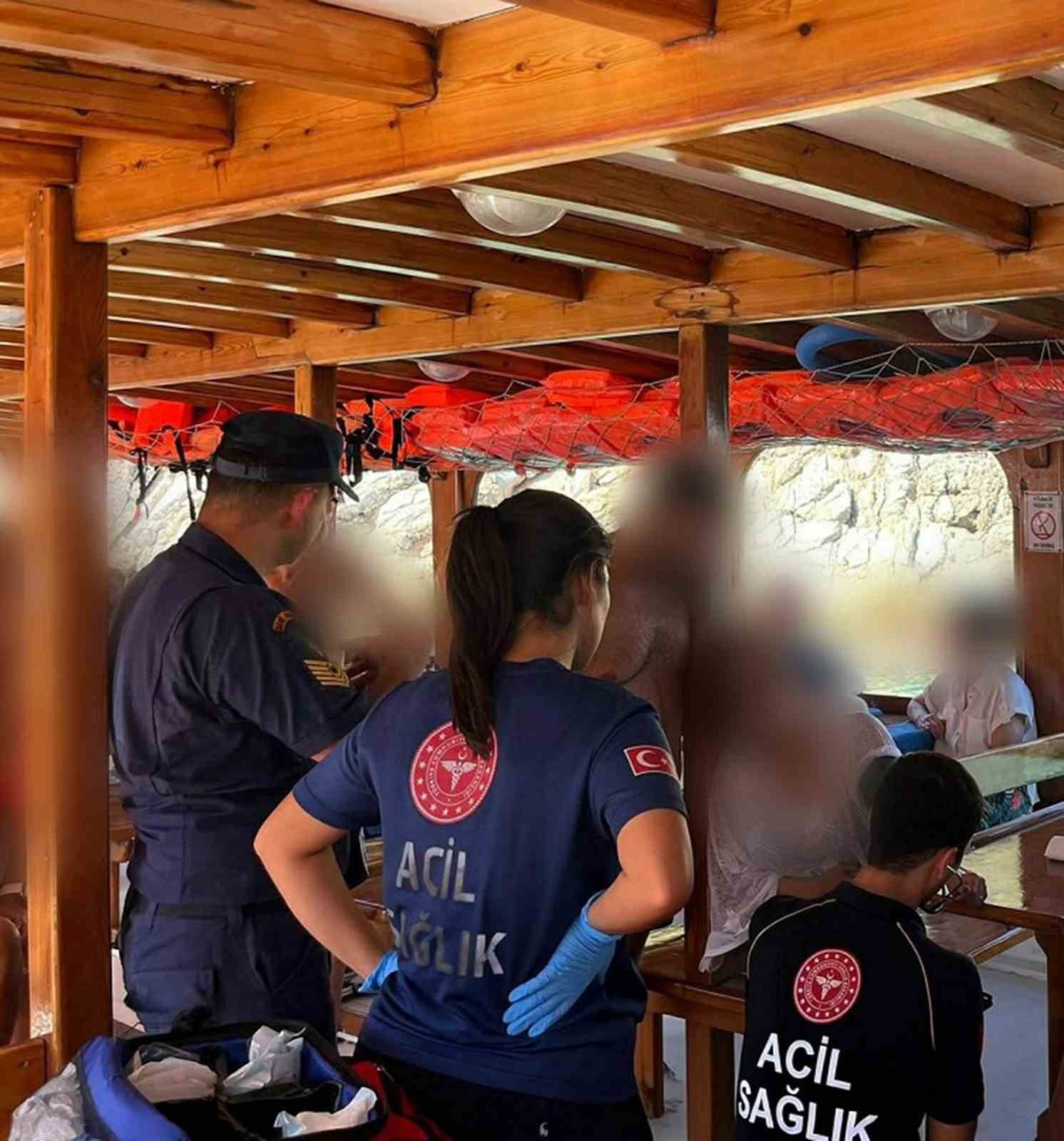 Bodrum açıklarında rahatsızlanan vatandaş Sahil Güvenlikçe tekneden tahliye edildi
