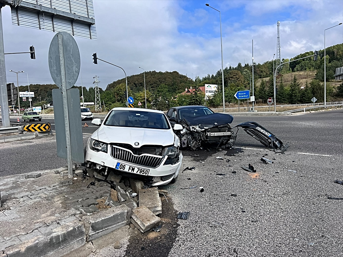 Bolu'da D-100'de iki otomobil Abant kavşağında çarpıştı, 2 kişi yaralandı