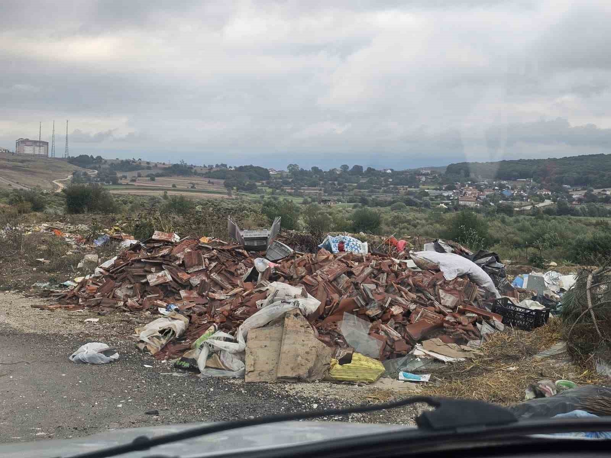 Bolu'da Yolçatı ile Yumrukaya arasındaki yol kaçak dökümle çöplüğe döndü