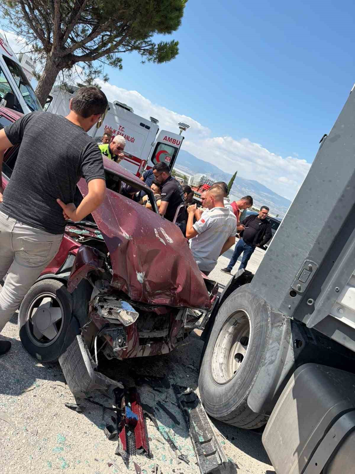 Burdur'da otomobil ile tırın çarpıştığı kazada otomobildeki 2 kişi yaralandı